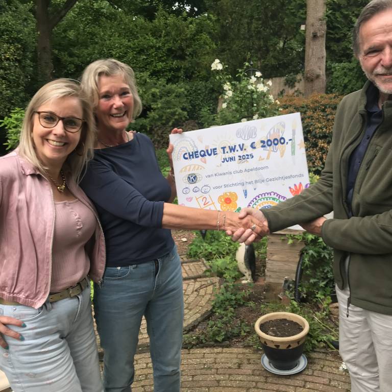 Donatie Kiwanis Apeldoorn aan stichting "Blije Gezichtjesfonds"
